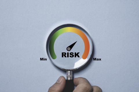 Magnifying glass over risk minimum or maximum gauge