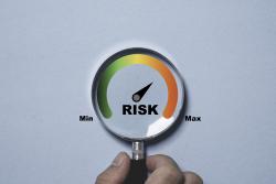 Magnifying glass over risk minimum or maximum gauge